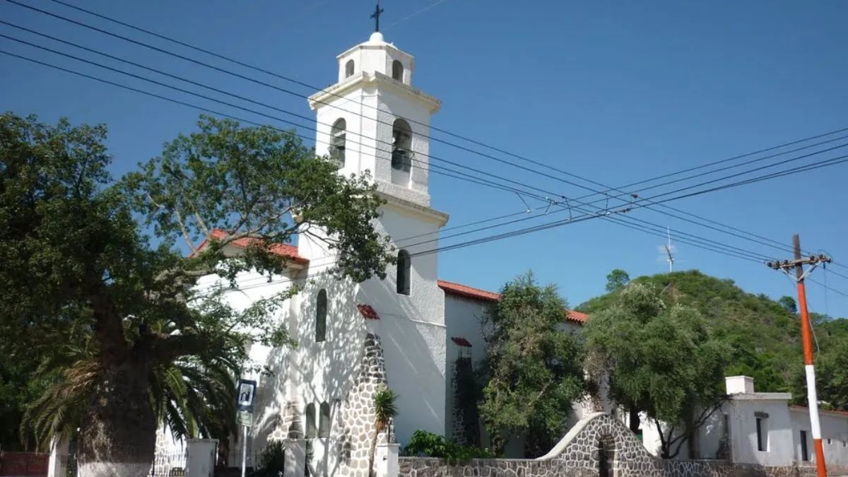 La plaza principal y la parroquia de Villa La Punta reflejan el esp&iacute;ritu tranquilo del pueblo.