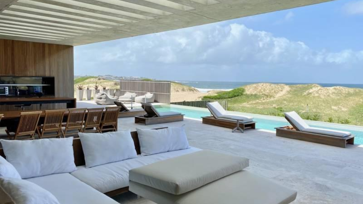 Así era la lujosa mansión que Adrián Suar tenía en Punta del Este. Así era la lujosa mansión que Adrián Suar tenía en Punta del Este.