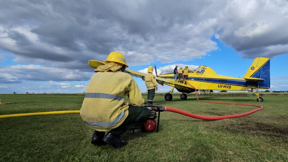 Brigadistas de Santa Fe recibieron la capacitación sobre usos de medios aéreos para el manejo de incendios forestales.