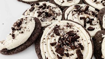 Crumbl cookies caseras sabor Oreo: un clásico que nunca falla