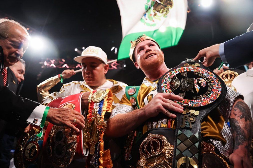 Saúl Canelo Álvarez derrotó a Caleb Plant y se transformó en el primer boxeador latinoamericano en ostentar los cuatro títulos de las distintas federaciones de box.