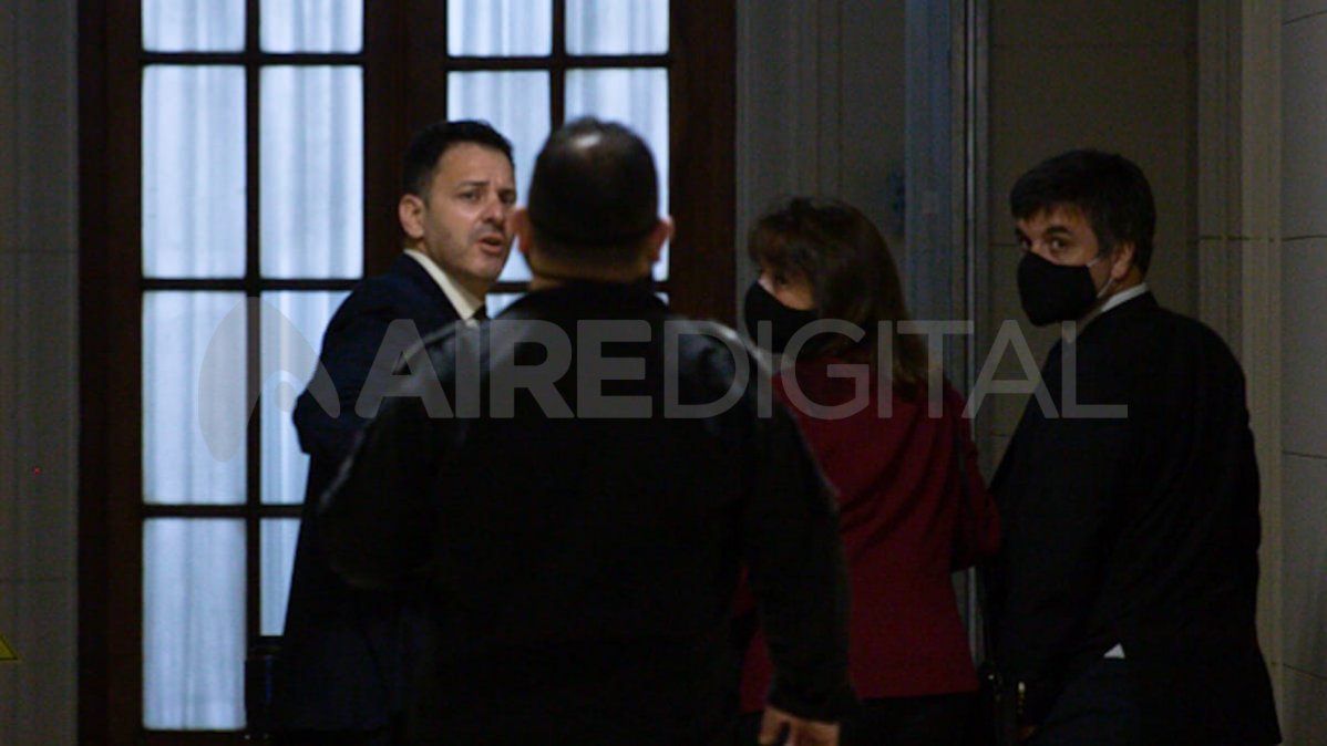 Mingarini, junto a su abogada tras declarar ante el tribunal de enjuiciamiento.