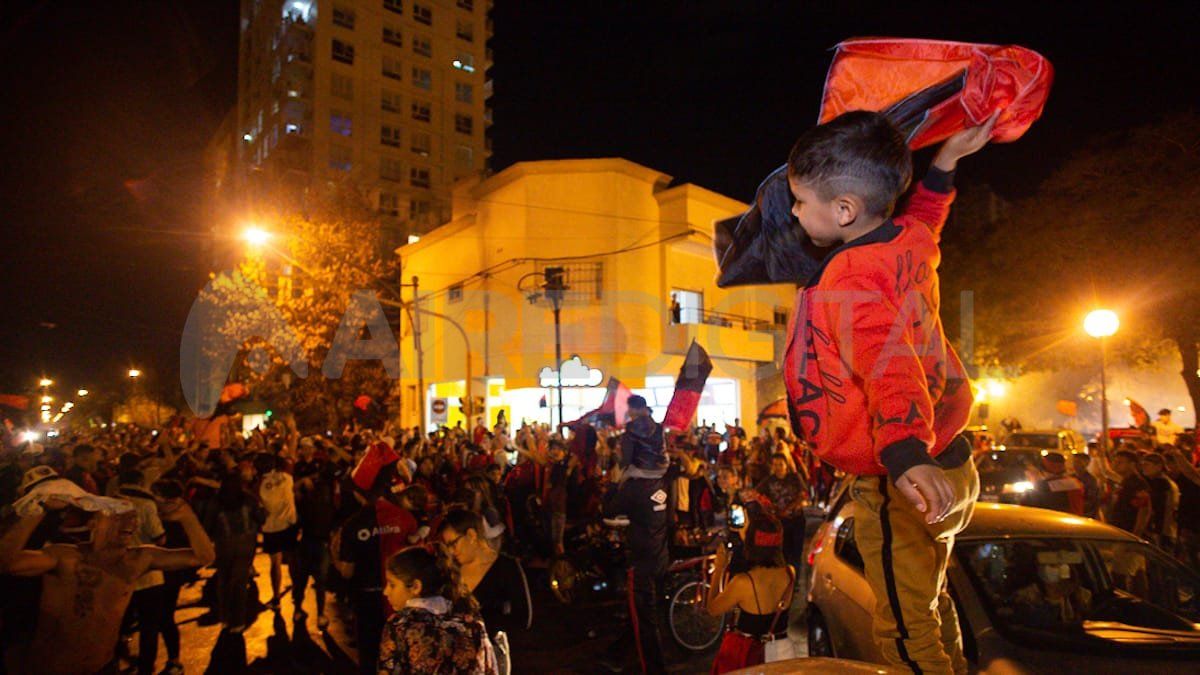 Colón campeón: la pasión sabalera salió de fiesta en las calles de Santa Fe