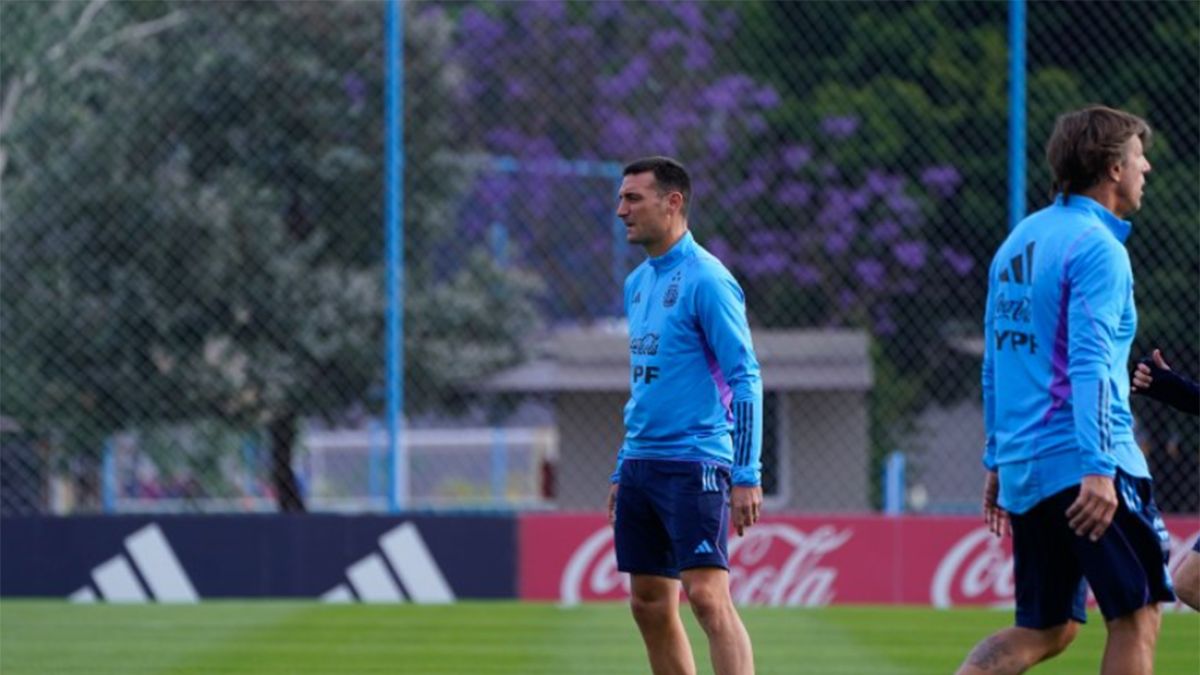 Scaloni participó en un curso de formación de entrenadores en la Argentina