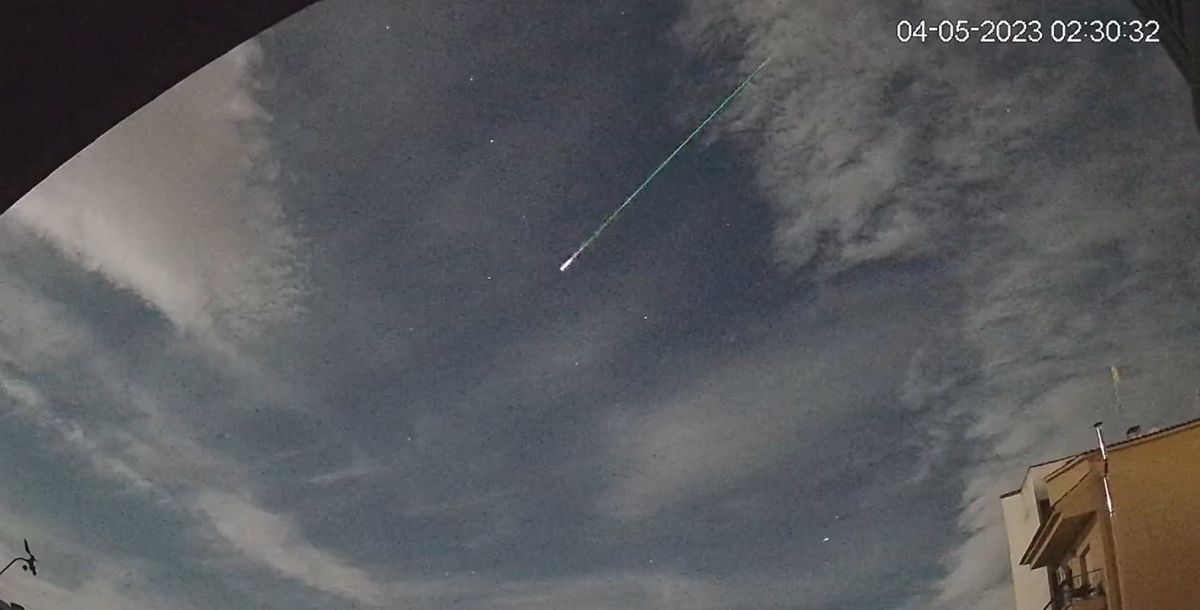 Un bólido de la lluvia de estrellas Eta Acuáridas sobrevolando Andorra y capturado por David Molner desde Breda