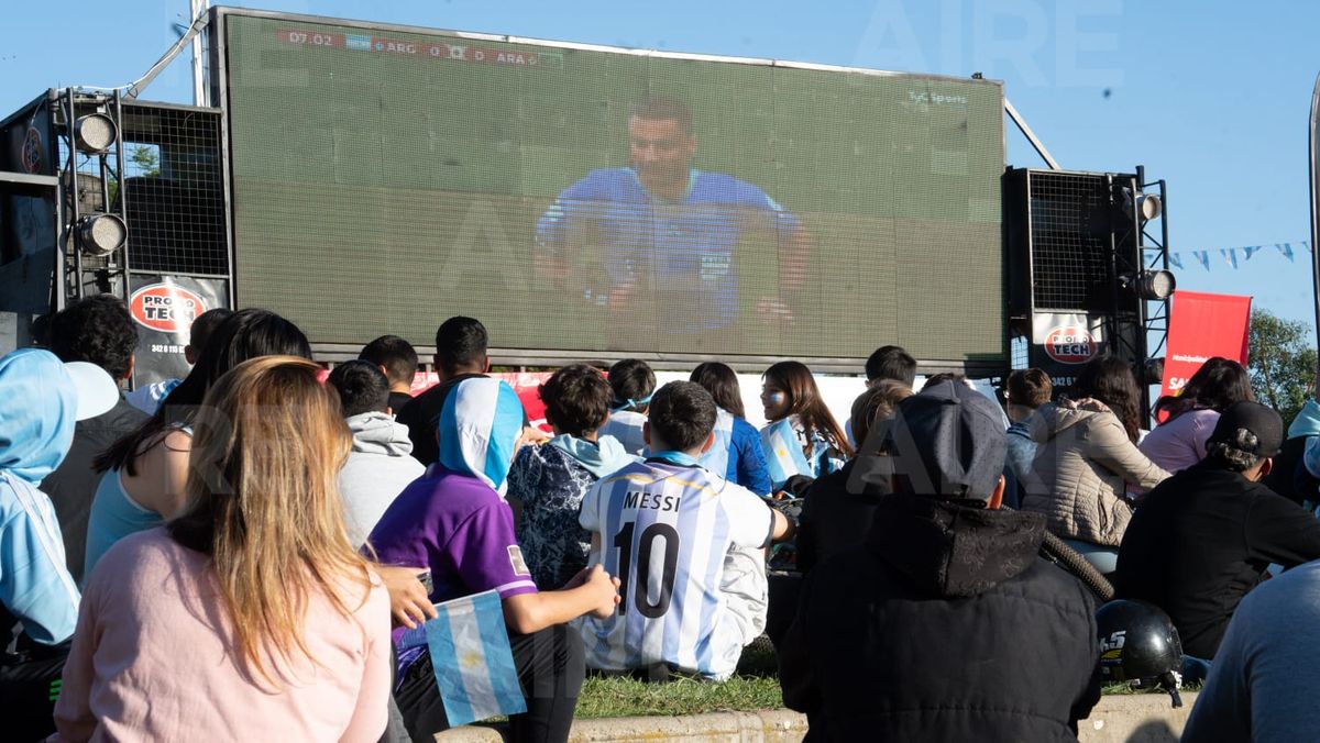 Los santotomesinos se reunieron en el anfiteatro de la Costanera para ver el partido de la Selección Argentina contra Arabia Saudita.