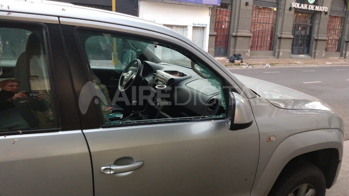 El vehículo está estacionado obre 25 de mayo 3400 entre Bulevar Pellegrini y Obispo Gelabert