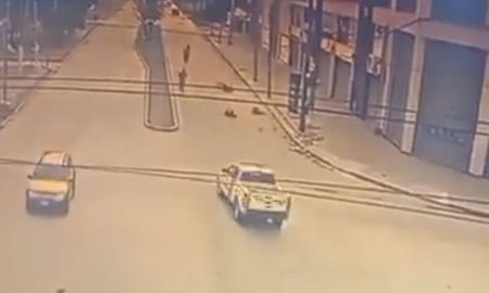 El choque quedó registrado por cámaras de seguridad de la zona. El choque quedó registrado por cámaras de seguridad de la zona.