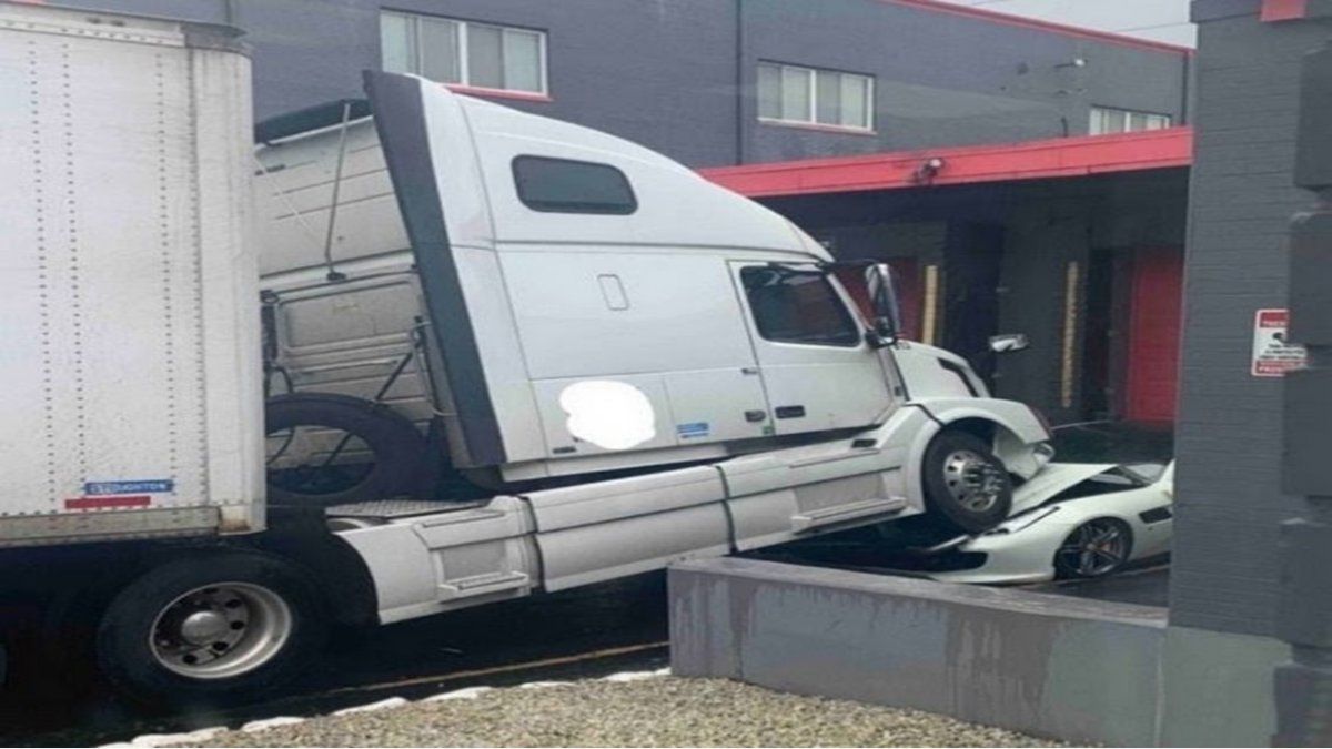 Lo echaron y aplast&oacute; la Ferrari de su jefe con un cami&oacute;n