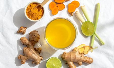 El té de jengibre es una buena opción para aliviar molestias digestivas e hinchazón. El té de jengibre es una buena opción para aliviar molestias digestivas e hinchazón.