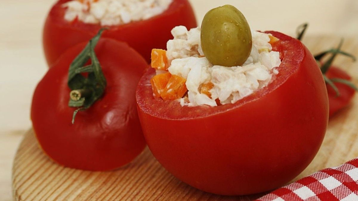 Recetas navideñas: cómo hacer tomates rellenos con atún