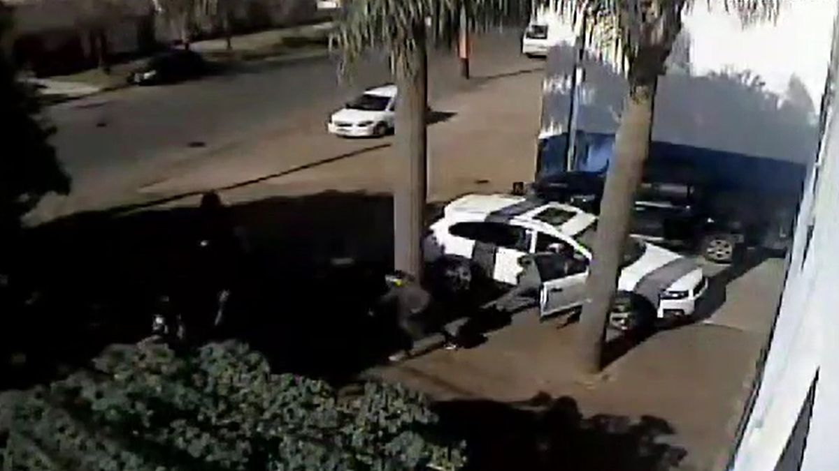 Un video muestra cómo atacaron su auto y le sustrajeron la mochila con el dinero.