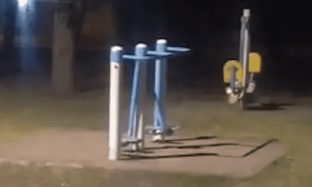 Un fantasma juega en la plaza y siembra el pánico entre los vecinos.