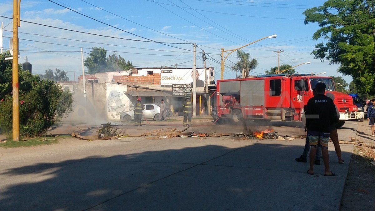 Este martes al mediodía el corte de un cable de alta tensión dejó a gran parte del barrio sin luz, ante la falta de respuesta de la EPE, los vecinos optaron por cortar avenida Teniente Loza de manera total.
