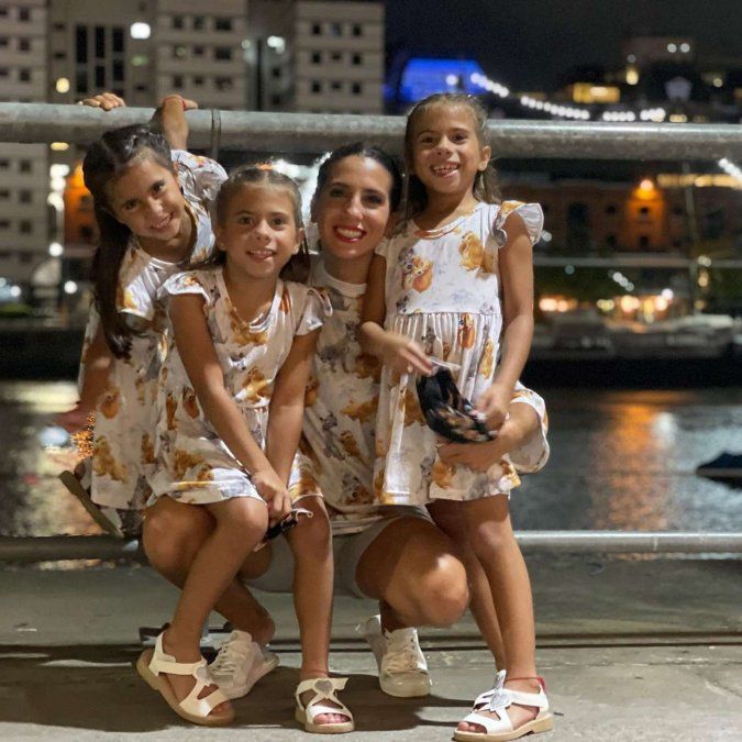 Cinthia Fernández junto a sus tres hijitas.