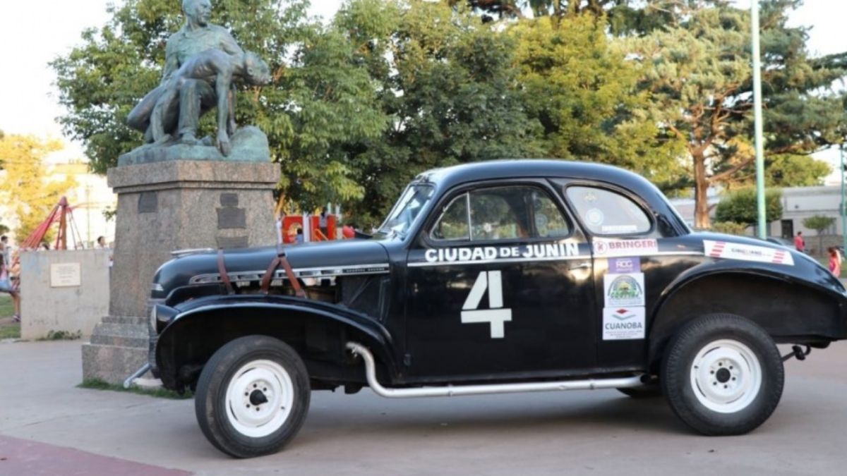 En la actualidad, el autódromo y una plaza de Junín (foto, junto con una réplica de su Chevrolet N° 4) llevan su nombre y, en esta última, una estatua perpetúa su memoria. En la misma, su figura no está festejando en un podio, sino que levanta del suelo a un piloto accidentado, el noble gesto con el que entró en la Historia como el Caballero del Camino. En la actualidad, el autódromo y una plaza de Junín (foto, junto con una réplica de su Chevrolet N° 4) llevan su nombre y, en esta última, una estatua perpetúa su memoria. En la misma, su figura no está festejando en un podio, sino que levanta del suelo a un piloto accidentado, el noble gesto con el que entró en la Historia como el Caballero del Camino.