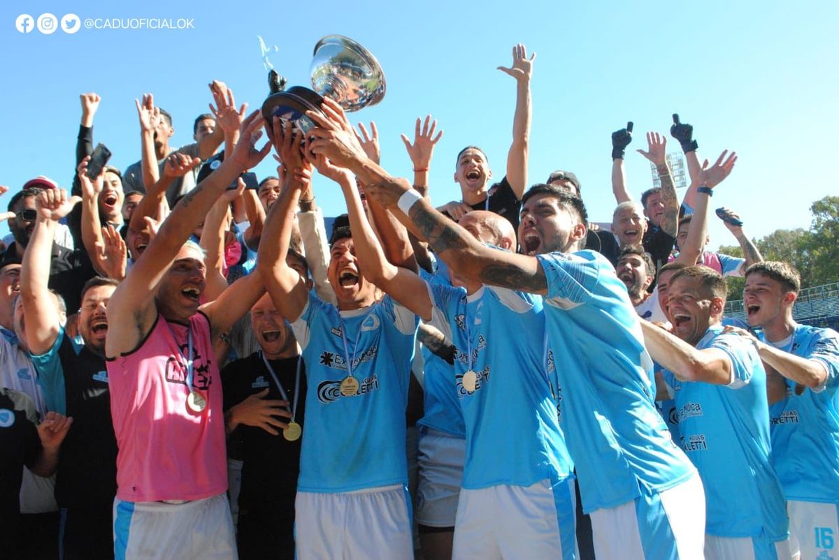 Defensores Unidos se impuso en dos partidos a Villa San Carlos y ascendió por primera vez en su historia a la Primera Nacional.
