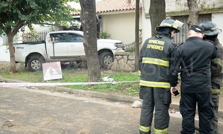 Policías y bomberos zapadores custodiaron la zona hasta la llegada de los peritos. Policías y bomberos zapadores custodiaron la zona hasta la llegada de los peritos.