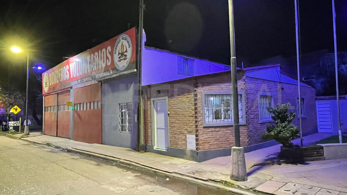 Hoy todos los vehículos que poseen los Bomberos Voluntarios están inmovilizados dentro del galpón entre estos se encuentran los camiones de primera respuesta, los camiones pesados, un cisterna y un minibus. Hoy todos los vehículos que poseen los Bomberos Voluntarios están inmovilizados dentro del galpón entre estos se encuentran los camiones de primera respuesta, los camiones pesados, un cisterna y un minibus.