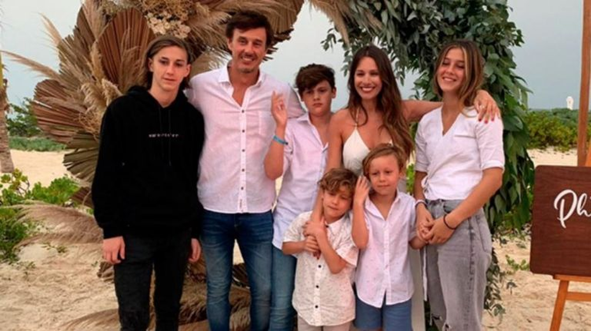 Roberto Moritán y Pampita, junto a sus respectivos hijos.