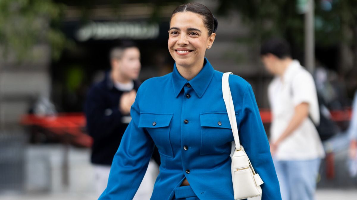 El azul cerúleo se posiciona como el color estrella del 2026 en pasarelas y el street style.