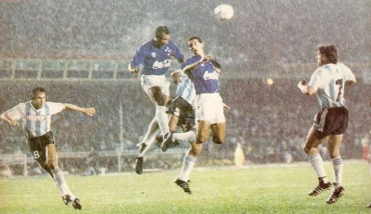 La final de la Supercopa Sudamericana 1988 entre Racing y Cruzeiro en Avellaneda. La final de la Supercopa Sudamericana 1988 entre Racing y Cruzeiro en Avellaneda.