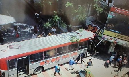 Así quedó el colectivo incrustado en un kiosco de la zona céntrica de Córdoba. Así quedó el colectivo incrustado en un kiosco de la zona céntrica de Córdoba.