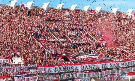 El último sábado se registraron violentos incidentes en la cancha de Chacarita, donde un hombre fue asesinado a puñaladas. El último sábado se registraron violentos incidentes en la cancha de Chacarita, donde un hombre fue asesinado a puñaladas.