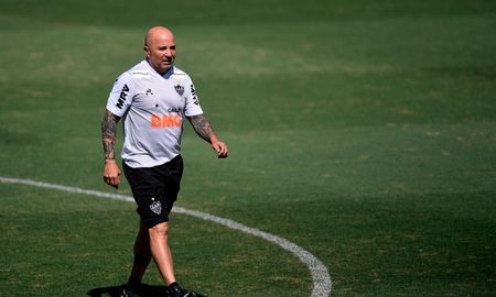 El entrenador del Atlético Mineiro está furioso con los actos de indisciplina del ecuatoriano Cazares. El entrenador del Atlético Mineiro está furioso con los actos de indisciplina del ecuatoriano Cazares.
