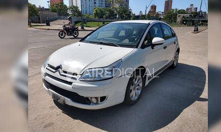 El auto permanece abandonado en plena avenida Alem, sin señales de su conductor. El auto permanece abandonado en plena avenida Alem, sin señales de su conductor.