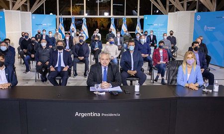 Alberto Fernández junto a funcionarios nacionales e intendentes bonaerenses del oficialismo, durante el anuncio de la creación del Fondo de Fortalecimiento Fiscal. Alberto Fernández junto a funcionarios nacionales e intendentes bonaerenses del oficialismo, durante el anuncio de la creación del Fondo de Fortalecimiento Fiscal.