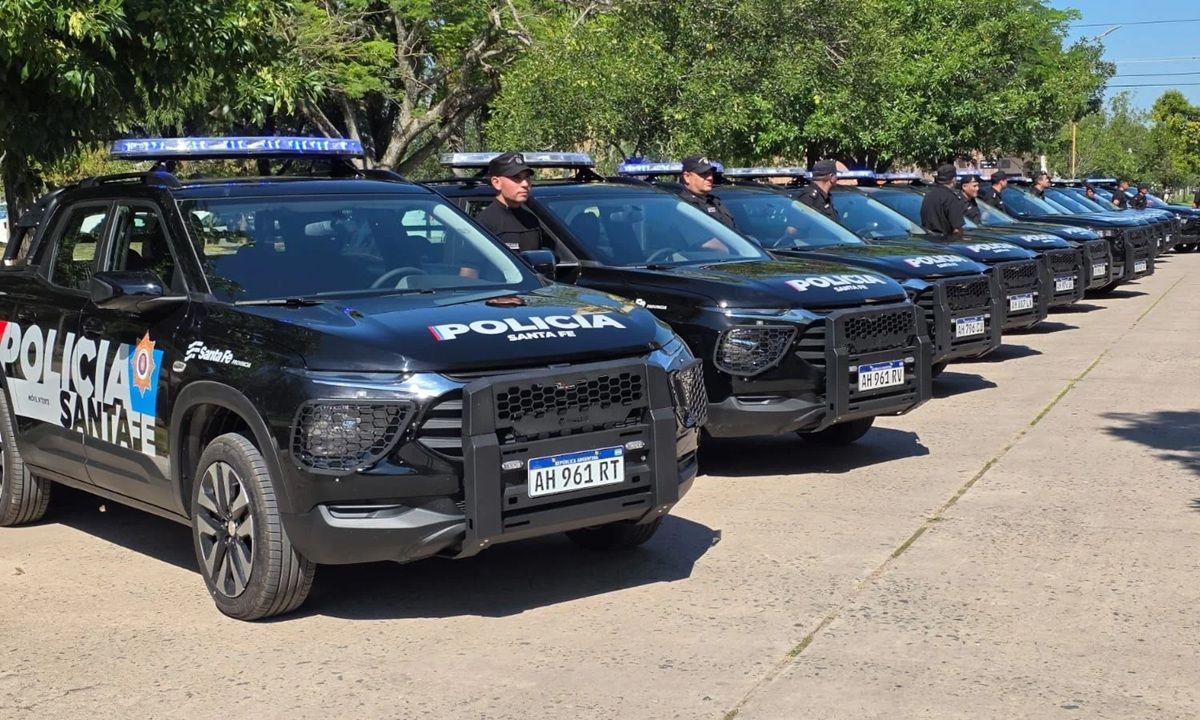 Entregaron 13 unidades policiales 0 km para el departamento San Cristóbal con una inversión provincial de $600 millones.