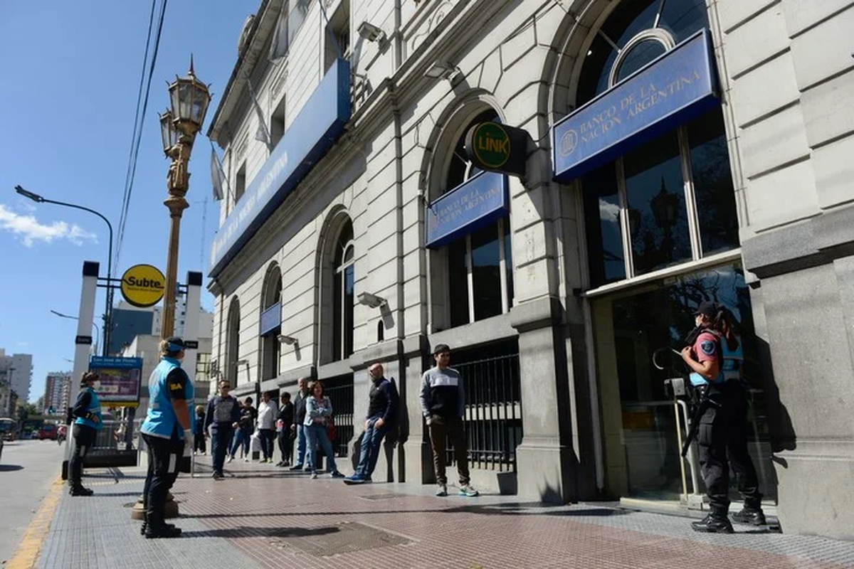 Sobre el retiro de jubilaciones, salarios y planes sociales no cobran comisiones, sin importar qué cajero se utilice. Foto: Andrés D’Elía/Archivo.