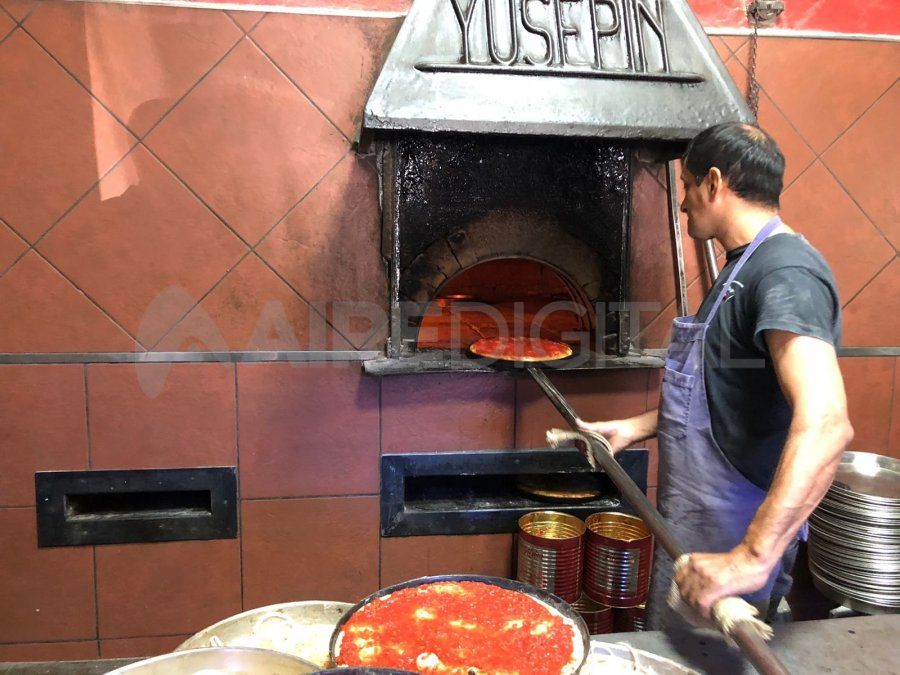 La pizzería mantiene el mismo horno a leña desde 1933.