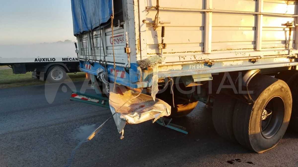 En el camión Iveco quedó incrustado en la parte lateral trasera el capot de la Volkswagen Surán