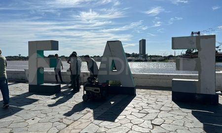 Las icónicas letras corpóreas de Santa Fe regresan a su lugar en la Costanera Oeste.
