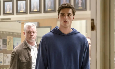 Nate y Cal Jacobs una imagen que captura la profunda distancia emocional y el duelo en vida entre un padre y su hijo. Nate y Cal Jacobs una imagen que captura la profunda distancia emocional y el duelo en vida entre un padre y su hijo.