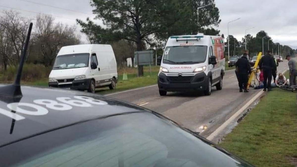 Un vehículo chocó a una joven que andaba en bicicleta en San Javier.