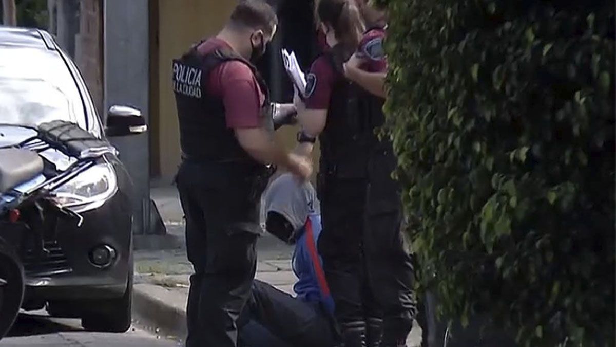 Villa Devoto: un policía y un delincuente murieron esta mañana luego del robo de una moto y persecución