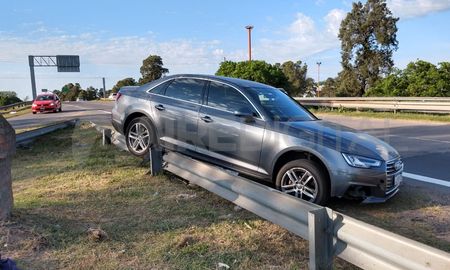 Accidente en la Circunvalación Oeste: un auto quedó montado sobre el guardarrail Accidente en la Circunvalación Oeste: un auto quedó montado sobre el guardarrail