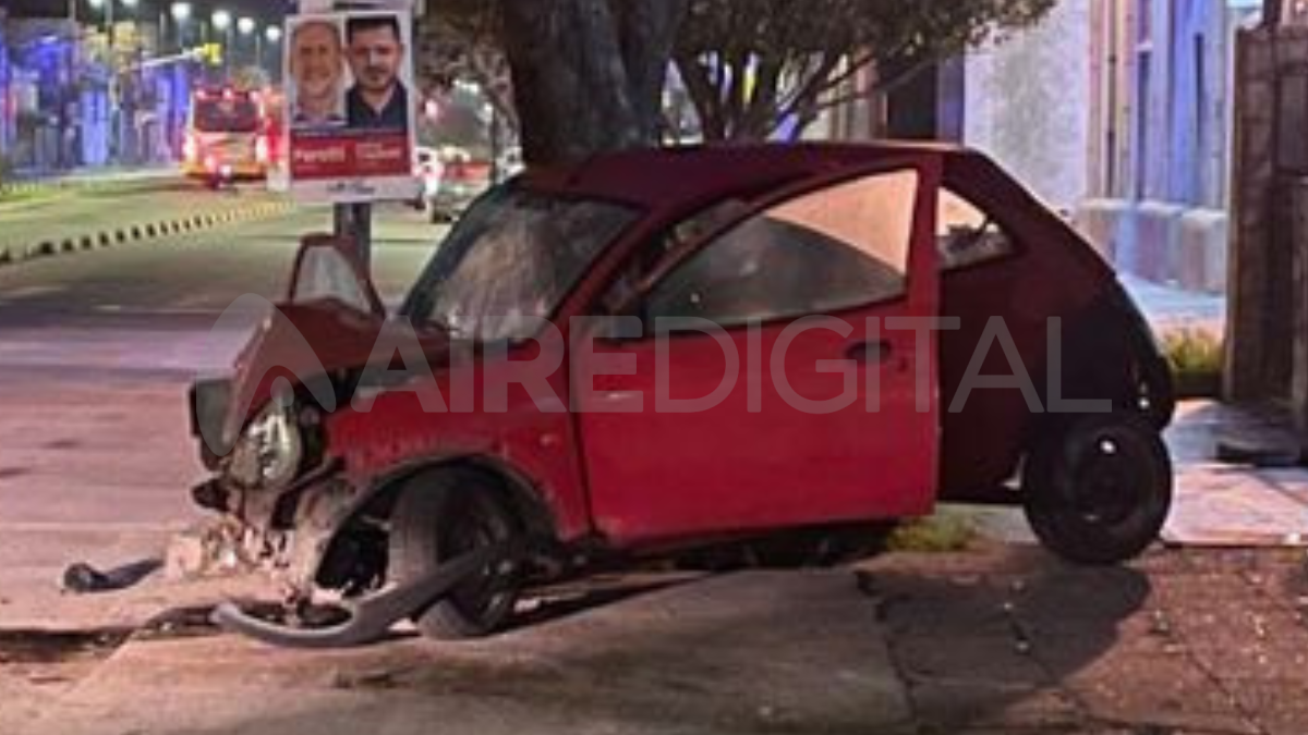 Dentro del coche había una botella de bebida alcohólica. Dentro del coche había una botella de bebida alcohólica.