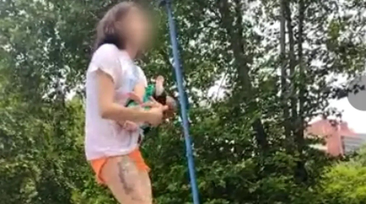 Video: una mujer amenazó con tirar a su bebé desde el techo de un auto