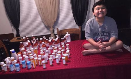 ¡emocionante! nino de 9 anos rompe en llanto al tomar la ultima pastilla de quimioterapia