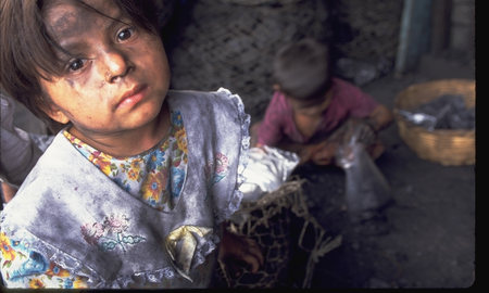 Una de cada ocho de las personas en trabajo forzoso son niños (3,3 millones) Una de cada ocho de las personas en trabajo forzoso son niños (3,3 millones)