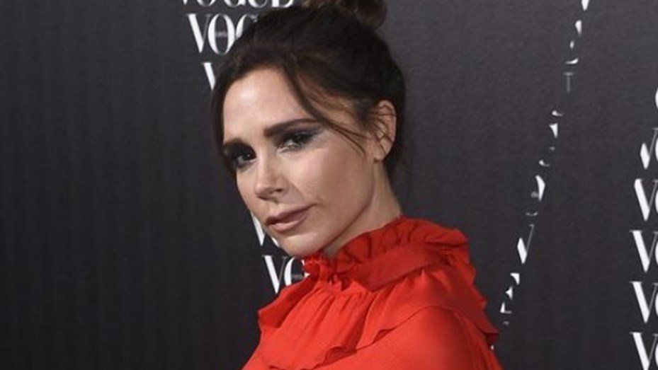 Las extravagantes botas de Victoria Beckham que intenta imponer como tendencia