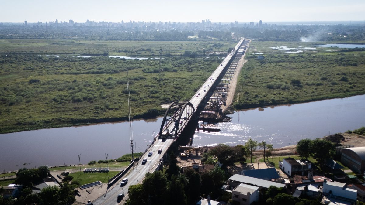 El nuevo puente de 1.300 metros que conectará Santa Fe y Santo Tomé continúa desarrollándose a buen ritmo. El nuevo puente de 1.300 metros que conectará Santa Fe y Santo Tomé continúa desarrollándose a buen ritmo.