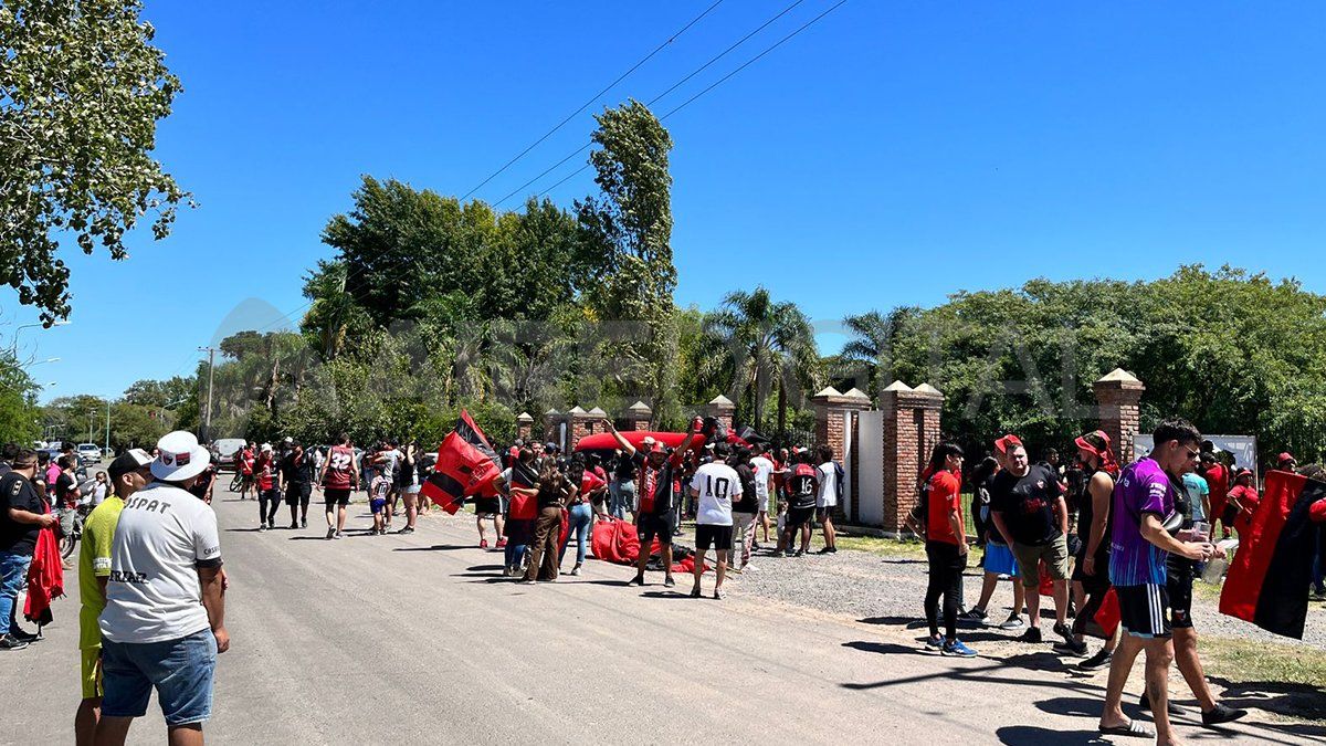 Los sabaleros se trasladaron hasta el club de campo, ubicado a la vera de la autopista Santa Fe – Rosario. Los sabaleros demostraron su apoyo al plantel. Los jugadores presenciaron la imponente escena.