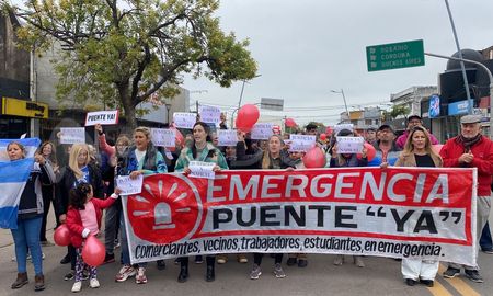 Los vecinos de Santo Tomé se manifestaron por el cierre del Puente Carretero. Los vecinos de Santo Tomé se manifestaron por el cierre del Puente Carretero.