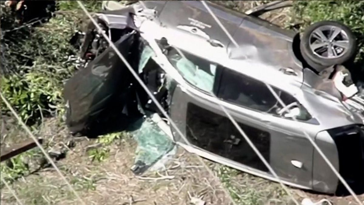 Woods, de 45 años, manejaba su automóvil cuando por causas que se desconocen se desbarrancó en una ruta que contiene una pendiente pronunciada.