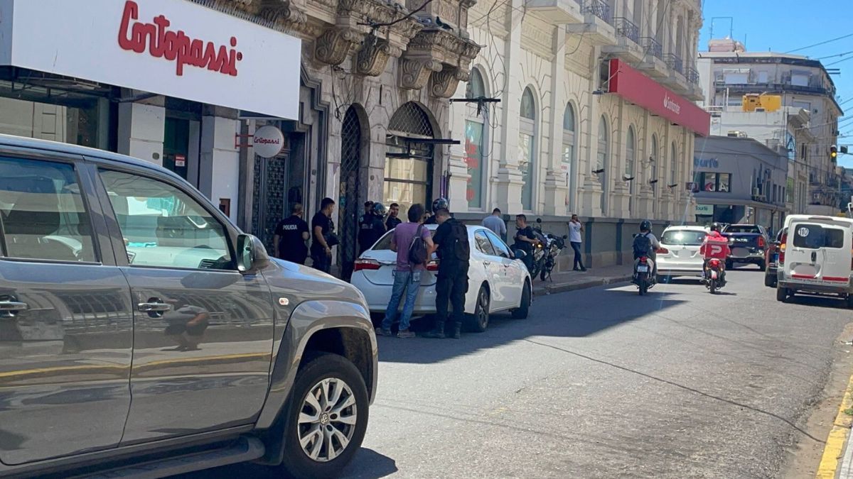 Una discusión entre un hombre y una mujer en pleno microcentro de Santa Fe derivó en un choque contra una policía que debió ser hospitalizada.